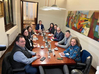 Lleida y los municipios de la Franja de Aragón han acordado reanudar de forma coordinada el impulso de una línea de Cercanías entre Lleida y Monzón con el objetivo de reforzar y relanzar la R4 y convertirla en un servicio competitivo, estructural y adaptado a las necesidades reales del territorio.