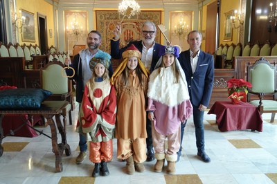 El alcalde, el concejal, los tres pajes y el presidente de la Asociación Reyes Magos de Lleida con las Claves de la Ciudad que se darán a los Reyes Magos.