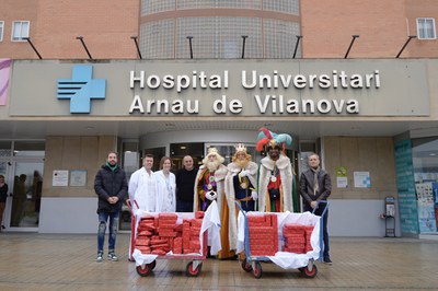 ©Mario Gascón - Los niños ingresados en Arnau de Vilanova reciben los regalos de los Reyes Magos.