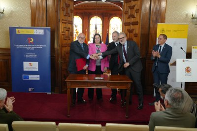 El presidente de Seiasa, Francisco Rodríguez, la secretaria de Estado, Piqué y Larrosa, tras la firma del convenio con Pinyana.
