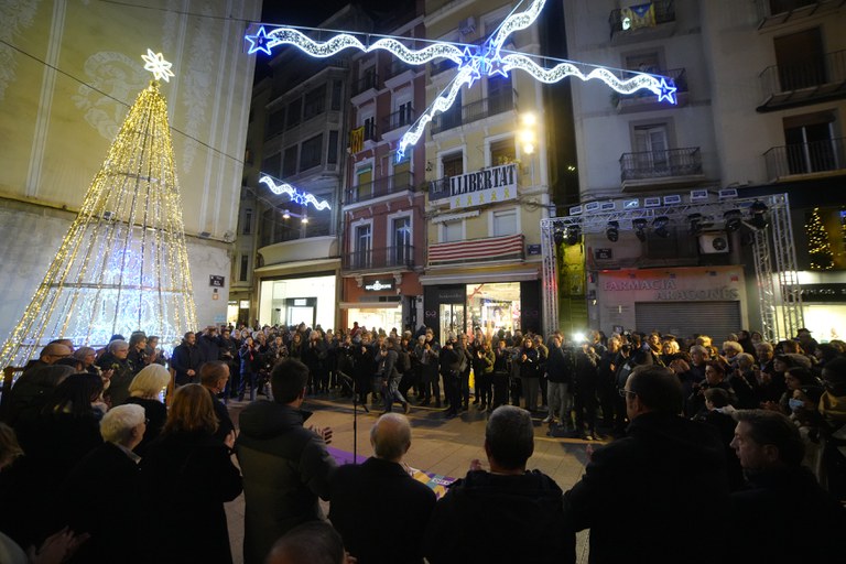 La plaza Paeria se ha paralizado con la concentración de luto y rechazo a la violencia machista