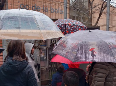 Maratón por el clima en 7 escuelas de Lleida este mes de febrero. Visita de la teniente de alcalde a la escuela Joc de la Bola, donde se ha hecho la lectura de los contadores para ver la evolcuión del ahorro de medidas que han aplicado en el centro..