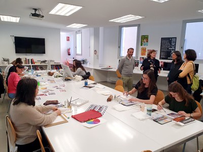 El concejal Xavier Blanco, hoy durante la visita a un taller de acuarela en el EAM.