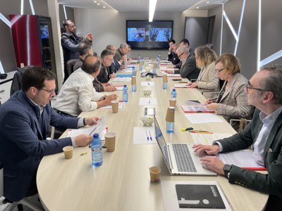 El presidente de Mercolleida y alcalde, Fèlix Larrosa, y la concejala de Promoción de la Ciudad, Pilar Bosch, asistieron hoy al Consejo de Administración de la entidad.