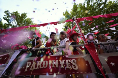 Multitudinaria Batalla de Flors, en el marco de la Festa Major de Lleida..