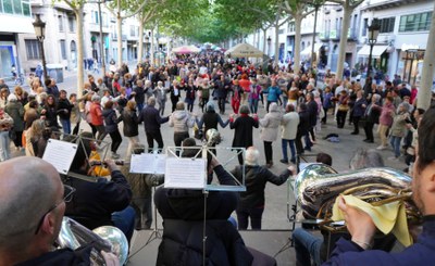 El concierto de Ares Gratal Duo en la rambal de Ferran, por Sant Jordi..