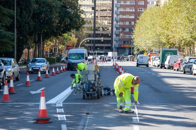 Operarios trabajando en el cambio de señalización.