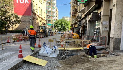 Las obras de remodelación integral de la acera en la calle Pi i Margall están ya en marcha.