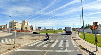 Imagen de la rotonda del cementerio, donde se actuará para mejorar el pavimento.