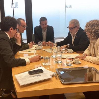 Imagen de la reunión de Larrosa con el secretario general de la consejería de Empresa.