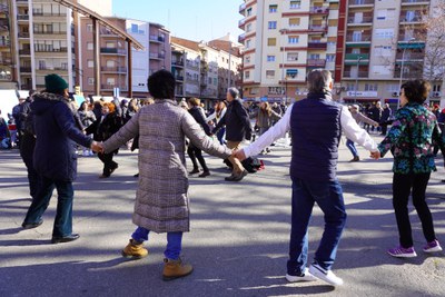 Taller de bailes populares en la plaza del Clot de les Granotes en el marco de la actividad "Al Clot, en català".