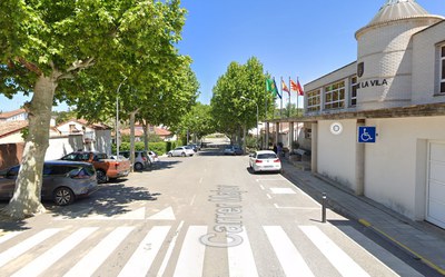 Raimat renueva la calle Mayor. Se ensanchará toda la acera frente al centro cívico, que mide sólo un metro de ancho hasta un mínimo de dos metros y medio para mejorar la accesibilidad viaria..