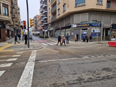 La calle Sant Martí ha quedado ya reabierta por el paso de vehículos.