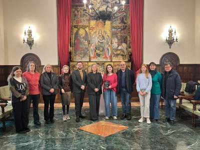 La joven becada, acompañada de su familia, junto a los representantes municipales y el Comisario del Año Viñes.