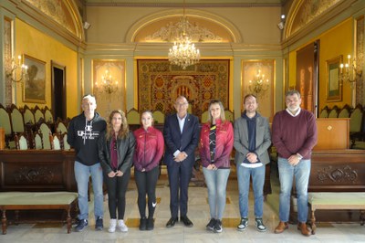 El paer jefe, Miquel Pueyo, ha recibido este lunes, en el Palacio de la Paeria, la gimnasta del Club Gimnàstic Lleida Ares López Gilart.