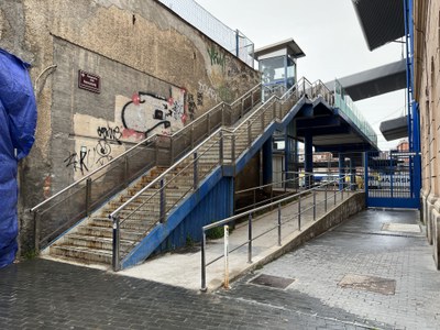 La Pasarela de los Ferroviarios enlaza la plaza Ramon Berenguer IV con la calle Roger de Llúria en Pardinyes.