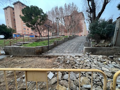 Se está efectuando la mejora de este tramo de acera de Pius XII.