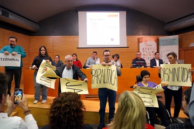 Personas de las diferentes entidades han rasgado los carteles con los mensajes que los etiquetan.