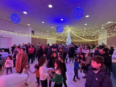 La Entidad Municipal Descentralizada (EMD) de Sucs ha inaugurado esta tarde Navidad con el encendido de luces y el tradicional mercadillo navideño.