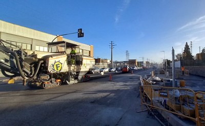 Las labores de pavimentación se han iniciado hoy en este tramo de la avenida Industria.