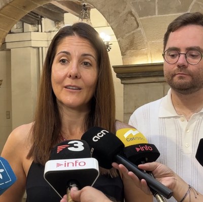 La alcaldesa accidental, Cristina Morón, junto al concejal Roberto Pino, en la atención de este martes a los medios de comunicación sobre el eclipse de mañana..