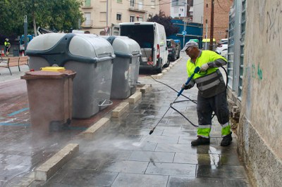 Tareas de limpieza de un área de contenedores en la plaza del Depósito, el pasado miércoles en el Barrio a Barrio.