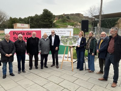 Larrosa e Iglesias, con técnicos municipales y representantes del vecindario, hoy en la presentación del proyecto.