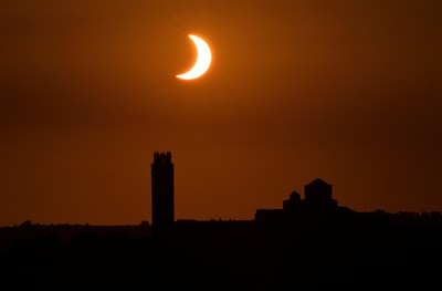 El eclipse, con la Seu Vella como telón de fondo, visto desde Lleida.