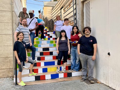 El concejal de Participación, Roberto Pino, con los jóvenes en las escaleras de la plaza de l'Ereta.