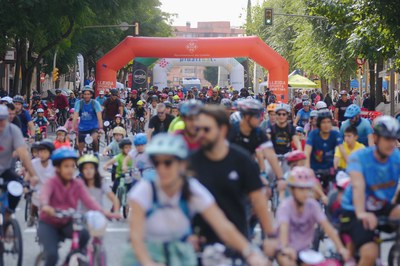 La Pedalada ha llenado de bicicletas las calles de Lleida.