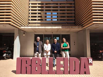 La Concejala de Personas mayores, Salud y Consumo, Anna Miranda, con la dirección del IRBLleida: la gerente, Eva López, el director, Diego Arango, y el subdirector, Joan Sayós.
