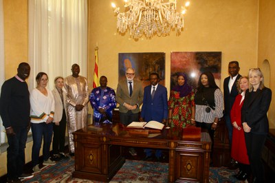 La delegación de la embajada de Gambia ha sido recibida por el Paer Jefe y miembros de la Corporación.