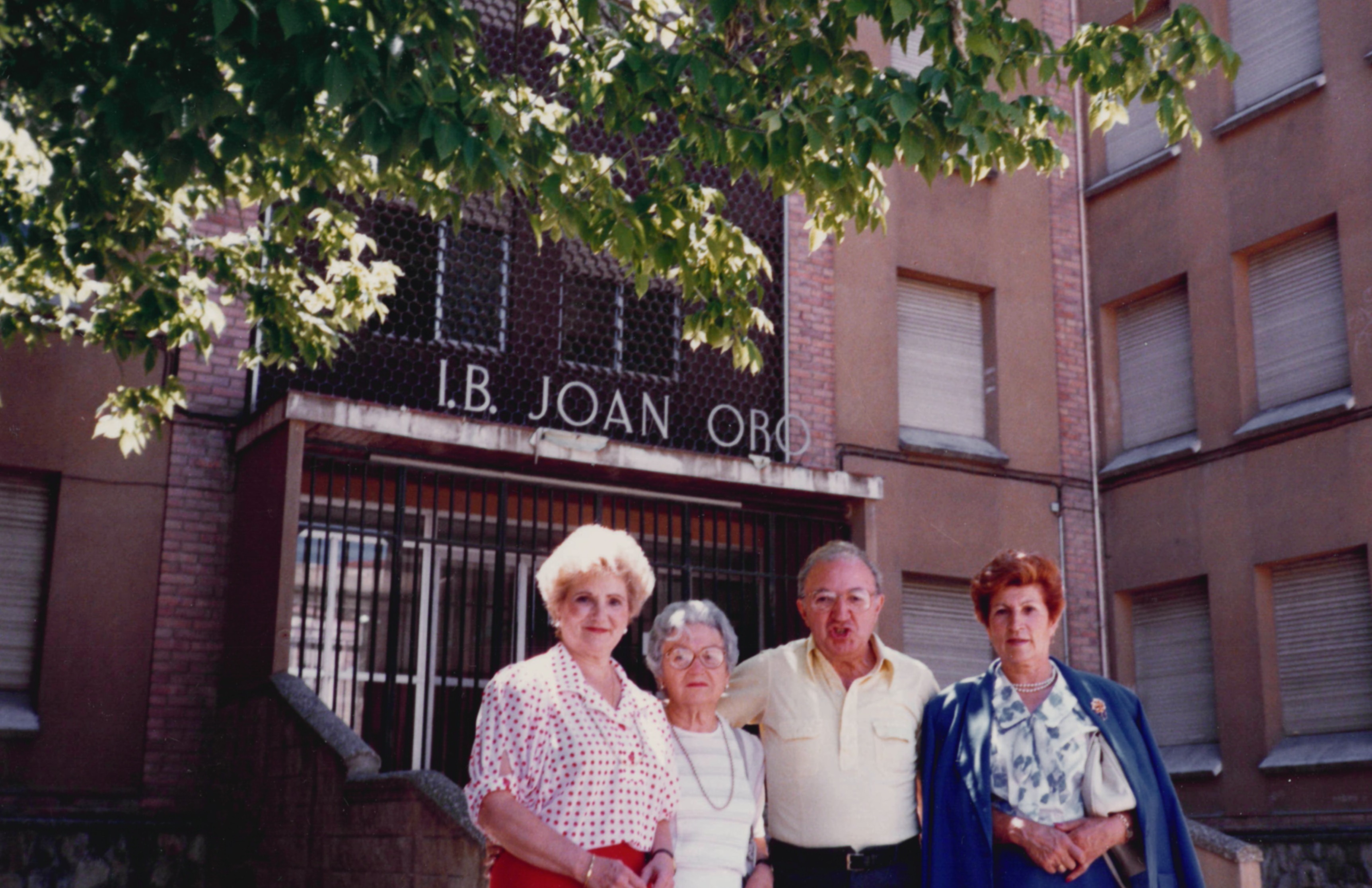 Joan Oró davant de l'institut que porta el seu nom