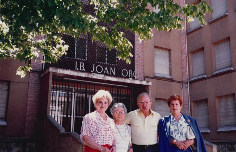 Joan Oró davant de l'institut que porta el seu nom.