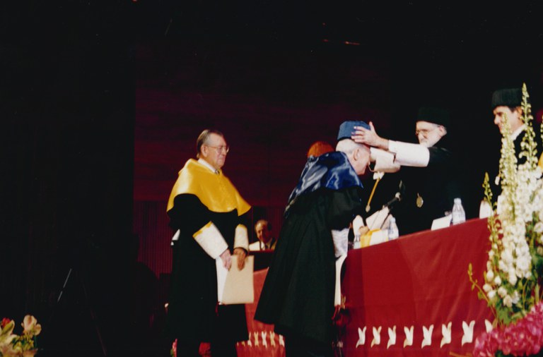 Oró fou nomenat Doctor Honoris Causa per la Universitat de Lleida.